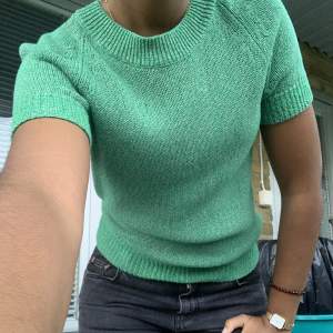 En grön, kortärmad stickad tröja från Arket! I superfint skick. 