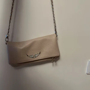 Zadig väska! - Hej! Byter denna Zadig väskan mot en Stella McCartny väska! Är osäker Top om den är äkta så kan kanske byta mot en fake sån väska. Kom privat om du är intresserad! Köpte väskan på plick för 600💕
