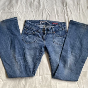 Lågmidjade jeans - Snyggaste lågmidjade Bootcut jeansen från River island, tyvärr en stolek för stora för mig. Innerbenslängd:80 midjemått:37. Vill du köpa trycker du på ”köp nu” jag postar inom 24h, bara snabba affärer tack. Fast pris.