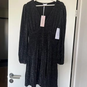 Glittrig klänning  - En glittrig klänning (små små stenar) från bubbleroom, storlek M, helt oanvänd nyputsad 499kr 