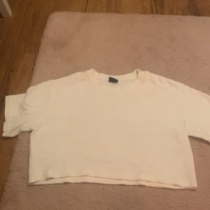 Vit kort t-shirt - Till en klassresa, den är i storlek xs och lite bomull tyg