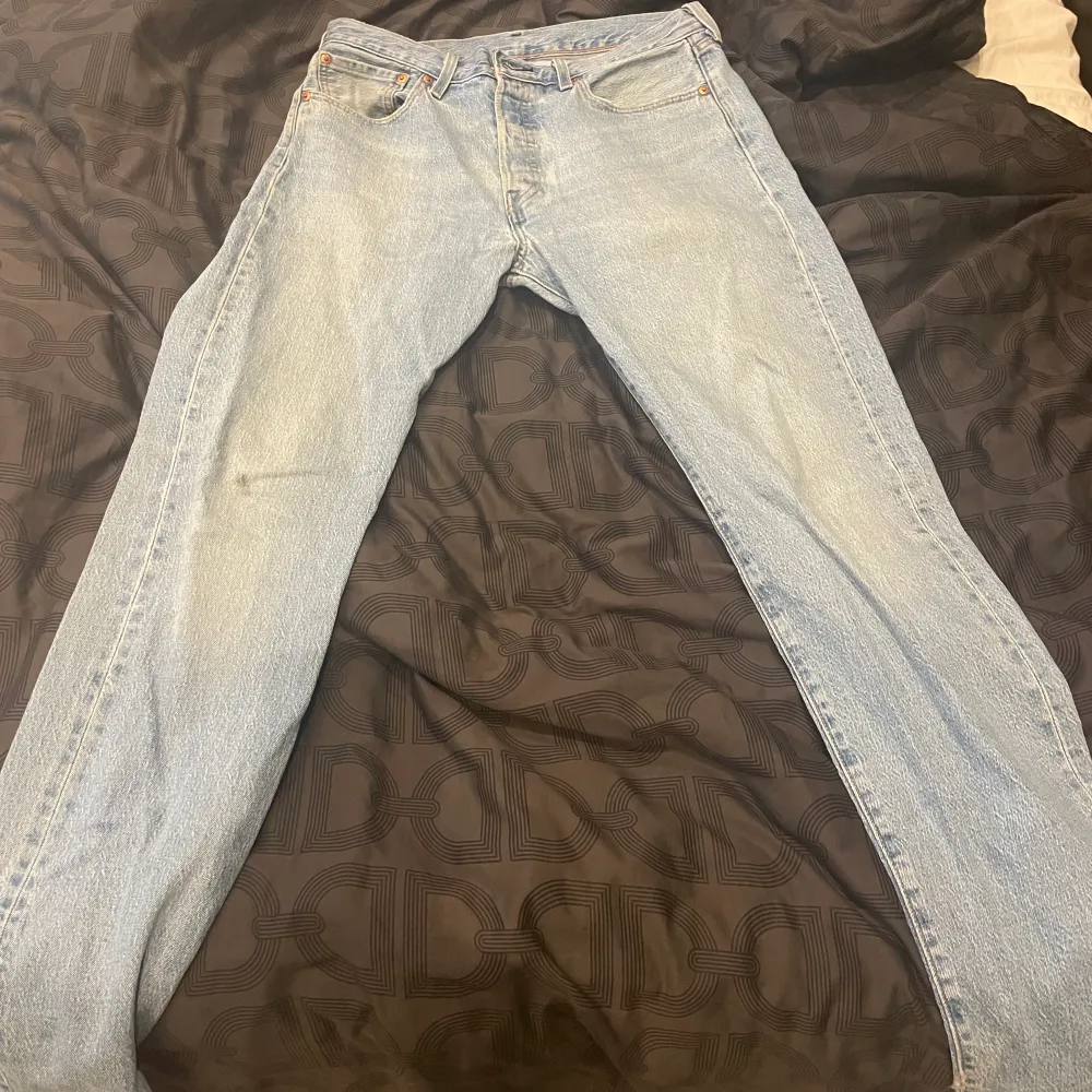 Fina Levis jeans säljes billigt pågrund av defekt. Liten smutsfläck på knät. Går troligtvis att få bort. . Jeans & Byxor.