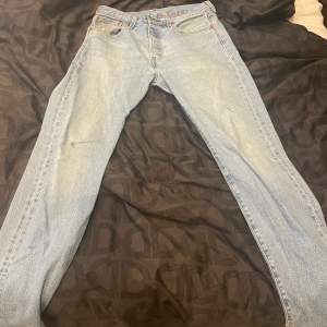 Fina Levis jeans säljes billigt pågrund av defekt. Liten smutsfläck på knät. Går troligtvis att få bort. 
