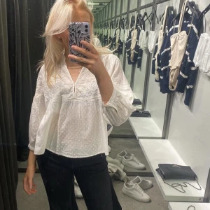 Zara blus  - Vit söt blus från zara i storlek S🫶🫶