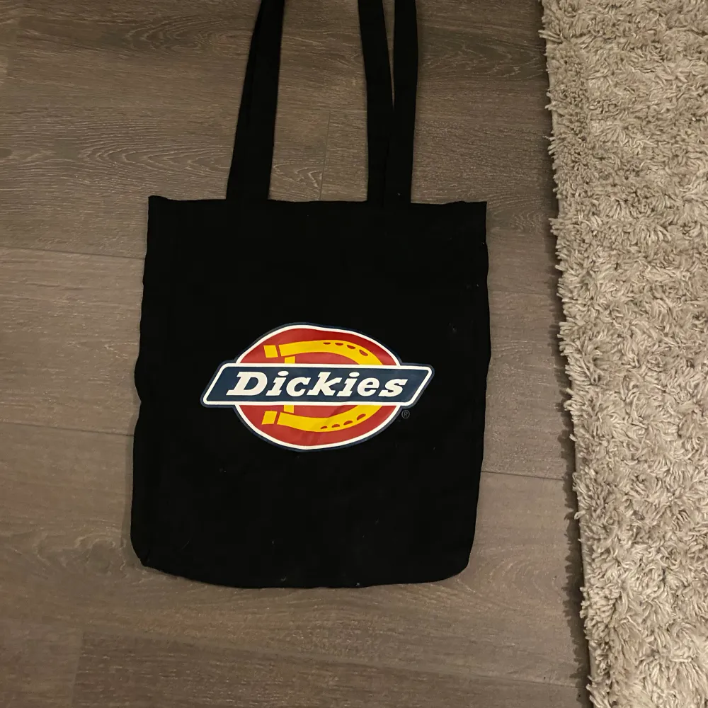 Svart canvas väska från Dickies med logga på, nyskick . Väskor.