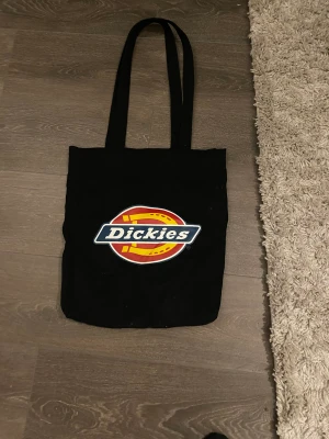 Dickies väska - Svart canvas väska från Dickies med logga på, nyskick 