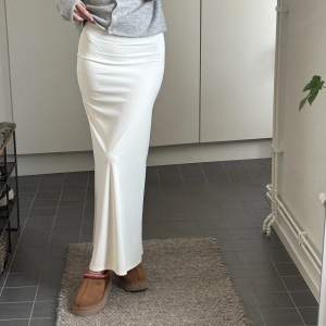 Säljer en vit tajt lång creme-färgad kjol från Gina Tricot i storlek XS ❤️ Jag är 176 som preferens ❤️