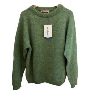 Acne studios stickad - Säljer denna underbara acne studios stickade i en så fin grön färg!!❤️har  använt sparsamt🫶🏼