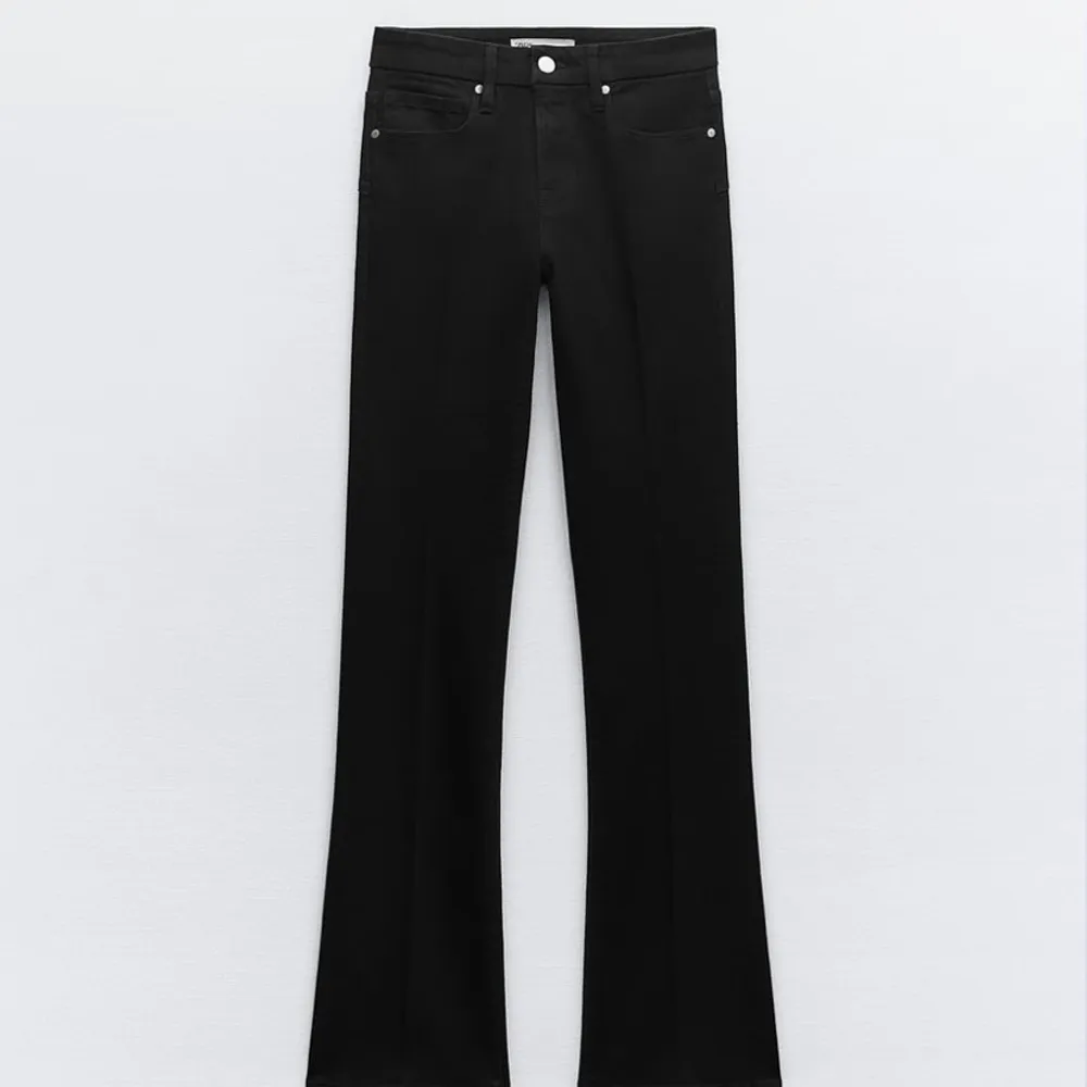 jättefina zara jeans, modellen är lågmidjade. helt oanvända endast testade❤️ köpt för 400kr! skriv priv för bilder. Jeans & Byxor.