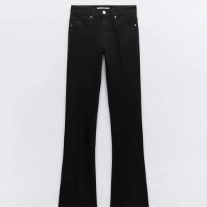 jättefina zara jeans, modellen är lågmidjade. helt oanvända endast testade❤️ köpt för 400kr! skriv priv för bilder