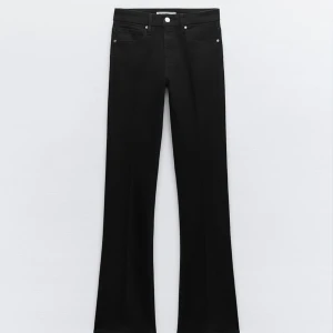 Zara jeans - jättefina zara jeans, modellen är lågmidjade. helt oanvända endast testade❤️ köpt för 400kr! skriv priv för bilder
