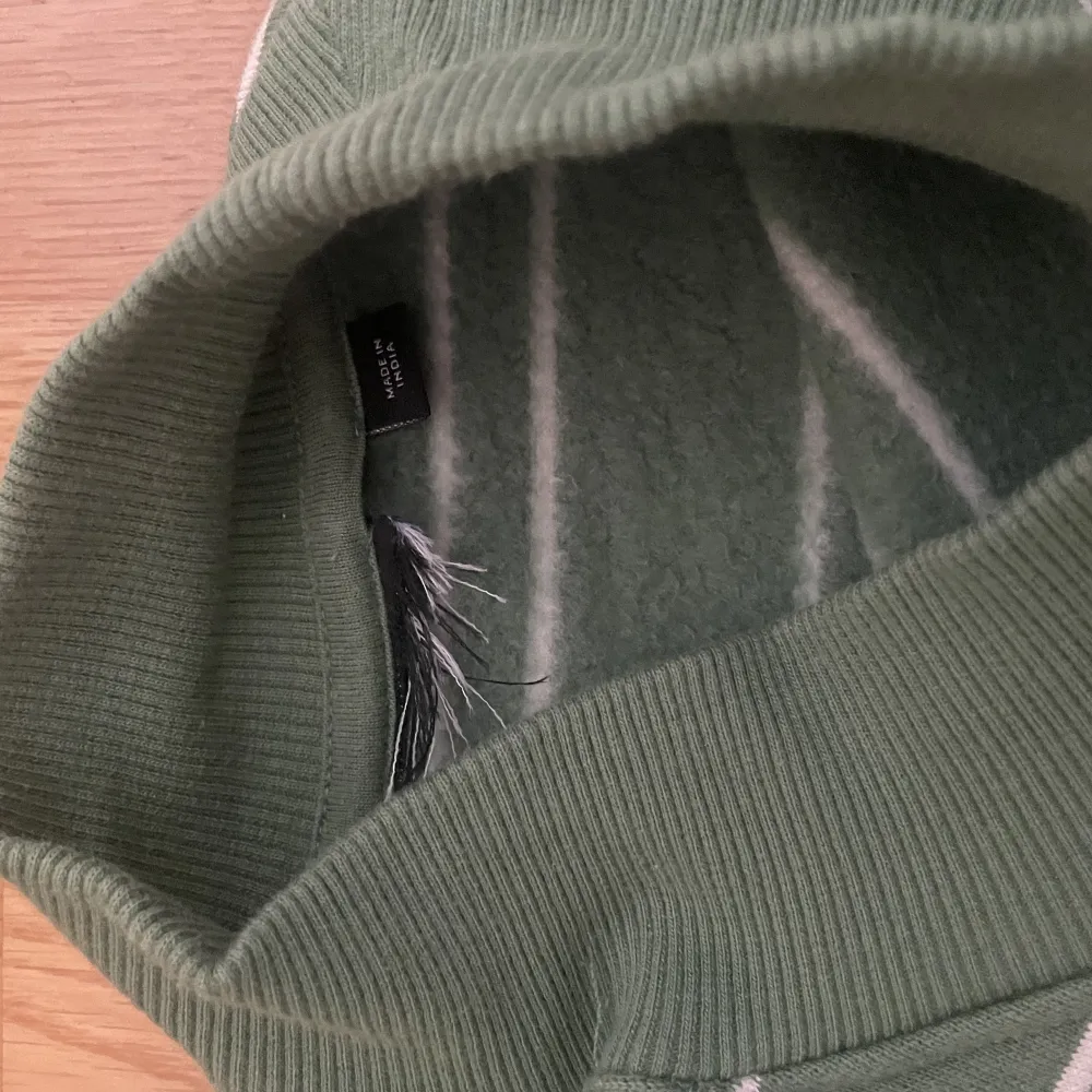 Grön striped dickies sweater från Junkyard. Använd några fåtal gånger, bra skick. Lapparna bortklippta. Passar som en M/L. Finns inte längre att köpa från butiken Kan skicka mått vid efterfrågan🫶🏻 Nypris ca 700kr. Hoodies.