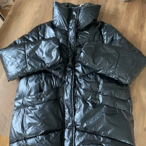 Dunjacka  - Säljer min fina vinterjacka från massimo dutti då den tyvärr blivit för liten, storlek xs, såååå fint skick inte alls använd mycket💞 kan uppfattas svart på bilden men den är metallic blå!🦋🐬🌊💙orginal kartong ingår!