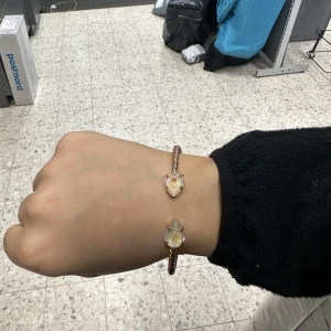 Caroline svedbom - Caroline Svedbom armband. Detta är lite mer använt därav lägre pris. Så snyggt och passar till allt. I guld