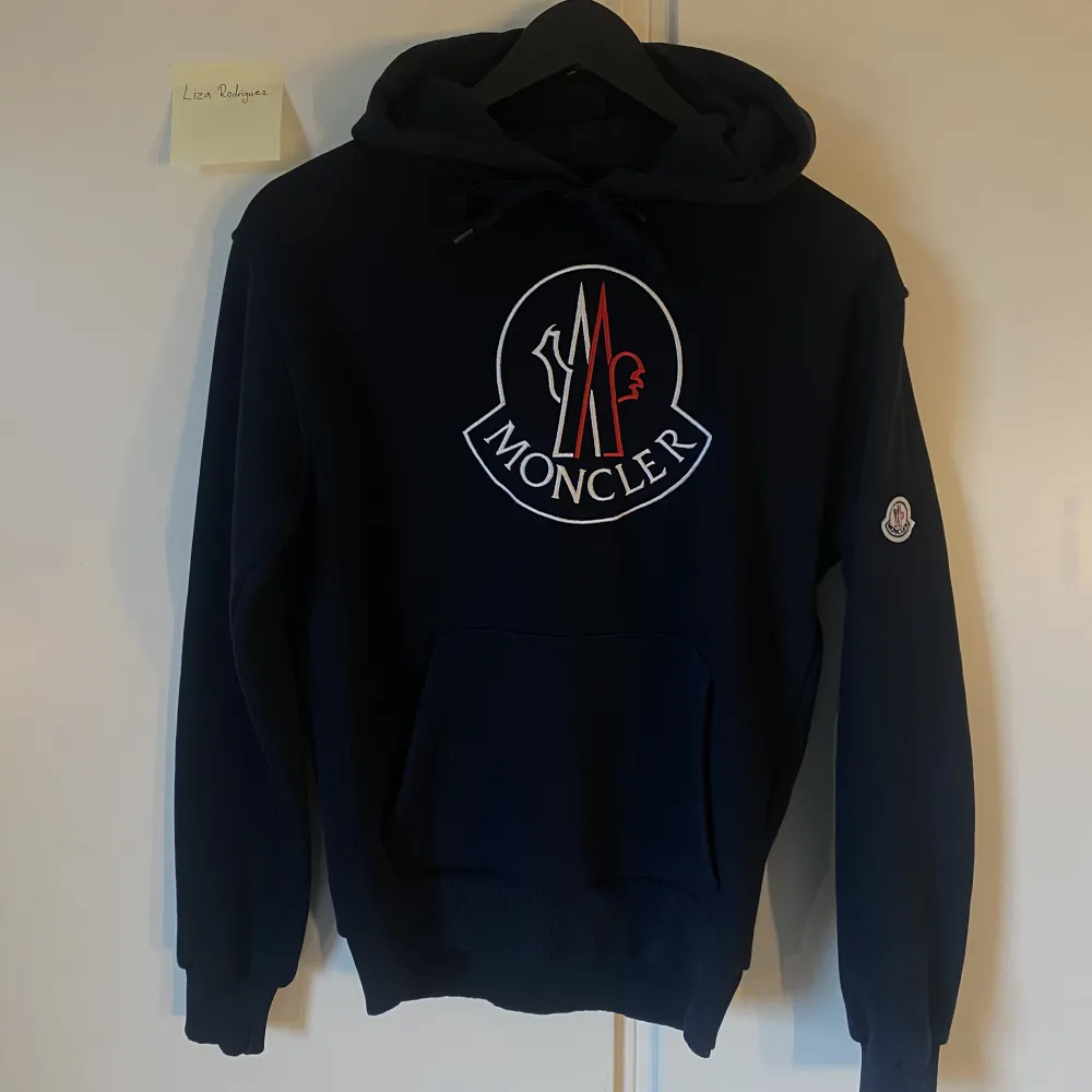 Moncler hoddie storlek L i junior så den passar på mig som är en storlek S/XS❤️pris kan diskuteras . Hoodies.