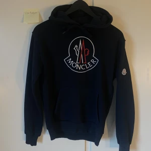 Moncler  - Moncler hoddie storlek L i junior så den passar på mig som är en storlek S/XS❤️pris kan diskuteras 