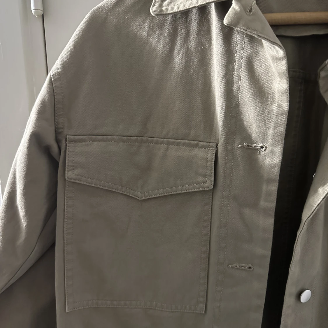 Kort jeansjacka i militärgrön färg  - 90