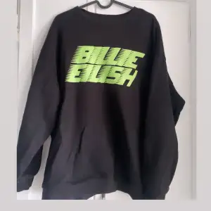 Säljer denna Billie Eilish tröja. Den kommer tyvärr inte till användning längre 🫶🏼