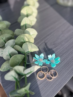 Örhängen/ringar  - Jag har aldrig använt ringarna eller örhängerna ringarna är lite stora men inte så mycket på mig 