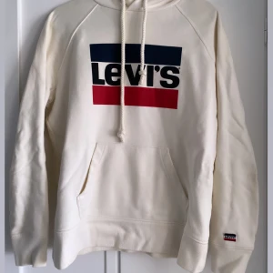 Levis hoddie  - Säljer denna snygga Levis hoddie då den tyvärr inte kommer till användning🫶🏼