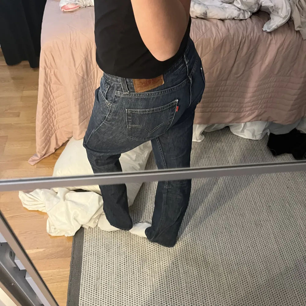 Säljer mina mörkblåa helt oanvända Levi’s jeans som sitter  superbra kring kroppen med en perfekt låg midja! Jeansen har inga defekter! Modellen heter ”slim straight”.. Jeans & Byxor.