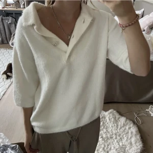 Stickad T-shirt  - Säljer denna super fina tröja!! Så mysig till hösten 💞💞😇använd gärna köp nu