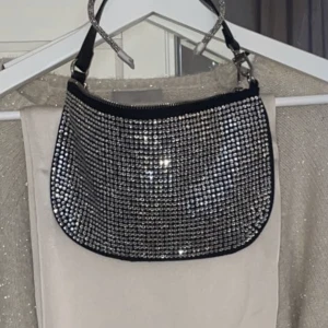 Väska - Glittrig liten väska med stenar, använd en gång så som ny🖤priset är inklusive spårbar frakt🦋