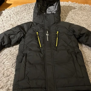 Dun jacka Sail racing - En helt ny dun jacka/parkas från Sail racing i stl 120. Ny pris 2700 säljer för 800