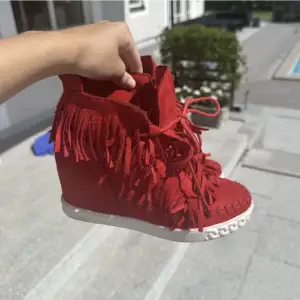 Säljer dessa skit snygga röda skor med fransar❤️( lånade bilder) skriv för mina egna bilder 