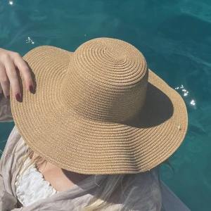 Hatt  - Bra skick men kommer inte till användning längre tyvärr. Säljer mycket kläder nu då jag rensar min garderob🤍✨⭐️