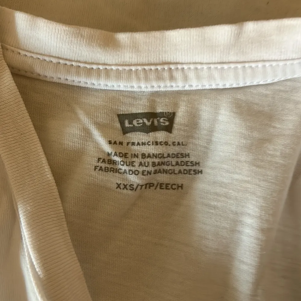 Levis tröja i storlek xxs med en liten fläck som inte syns. Orginal pris ungefär 250. T-shirts.