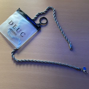 Cordell halsband  - Köpte ett halsband som inte passade mig. Köpte den för 2 dagar sen för 400 kr men tänker sälja den för 300. Den är rostfri och lockar mångas ögon. Kan fraktas om det behövs, gratis frakt.