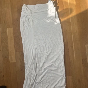 Vit kjol från Oyhso - Helt oanvänd kjol från oysho, strl S. Jätteskön och mjuk material 