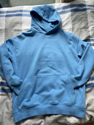 Blå Hoodie! - Säljer nu min blåa hoodie då de inte är min stil längre, mycket bra skick och inga tydliga tecken på användning. Storlek S men sitter mer som M. Kolla gärna resten av min profil! Håller på och garderobränsa. Skickar gärna flera produkter i samma paket!