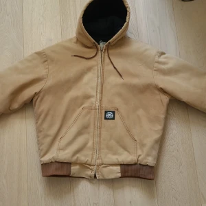 Workwear jacka - Riktigt fet vintage workwear jacka från USA  perfekt nu inför vintern! Boxy fit med några fläckar. 