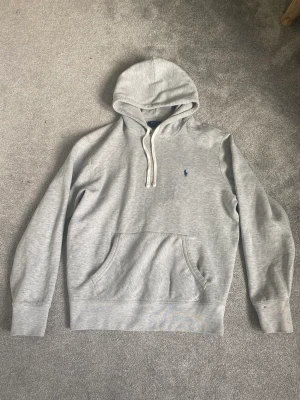 Ralph louren hoodie - Säljer denna Ralph louren goodie i stl M, i nyskick, fick i födelsedagspresent men säljer pga att den var för stor, använd ca 2 ggr. Säljer för 400, nypris 1200kr, kom privat för fler bilder eller frågor💞 !tryck inte på köp nu!