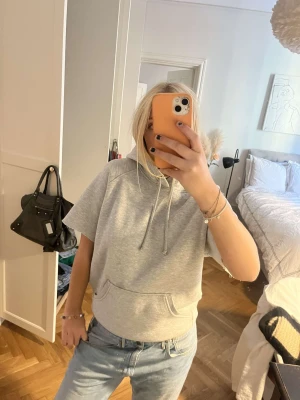 Kortärmad hoodie - Cool och unik kortärmad hoodie! ❤️Mitt pris: 200kr Storlek: S/M