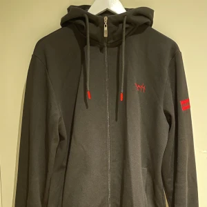 Hugo Boss Hoodie - Säljer min Hugo boss zip hoodie som jag knappt använt, inga tecken alls på användning. Köpt för 900kr. Kom med egna priser!
