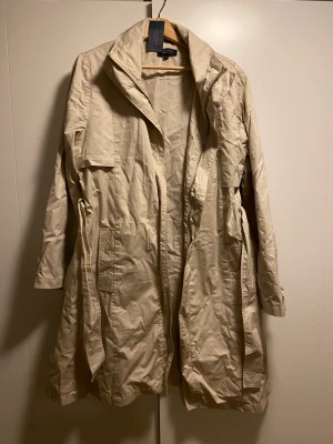 Höst/vårkppa. Ny - Fin höst/vår kappa. Helt ny. Ofodrad men med tjockare tyg. 