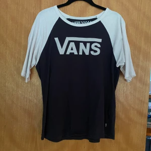 Vans tröja - Mörk och ljus grå baseball t shirt ifrån märket Vans. Väldigt bra skick