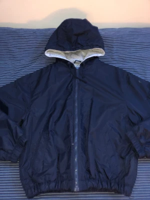 Jacka - Snygg ”prassel jacka, som går att använda både hösten och vintern. I nytt skick