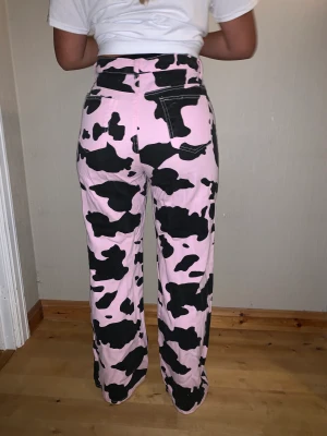 rosa Cowprint jeans - Ett par rosa cowprint jeans från Shein men köpta på plick. Storlek M men passar xs-m, så fina men passar ej längre!💕 köparen står för frakt 