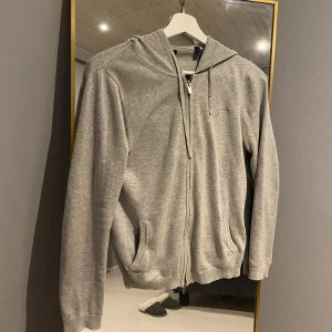 Stickat Gant Kofta - Grå stickad kofta från gant, ganska använd men fint skick.