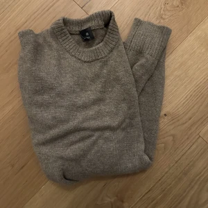 Stickad tröja - Inga fläckar eller skador