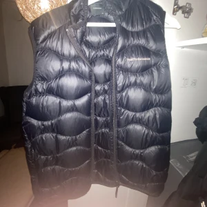 Peakperformance väst  - En peak väst som är använd en del därmed priset. Jackan har hål i fickerna men annars helt ok con. 