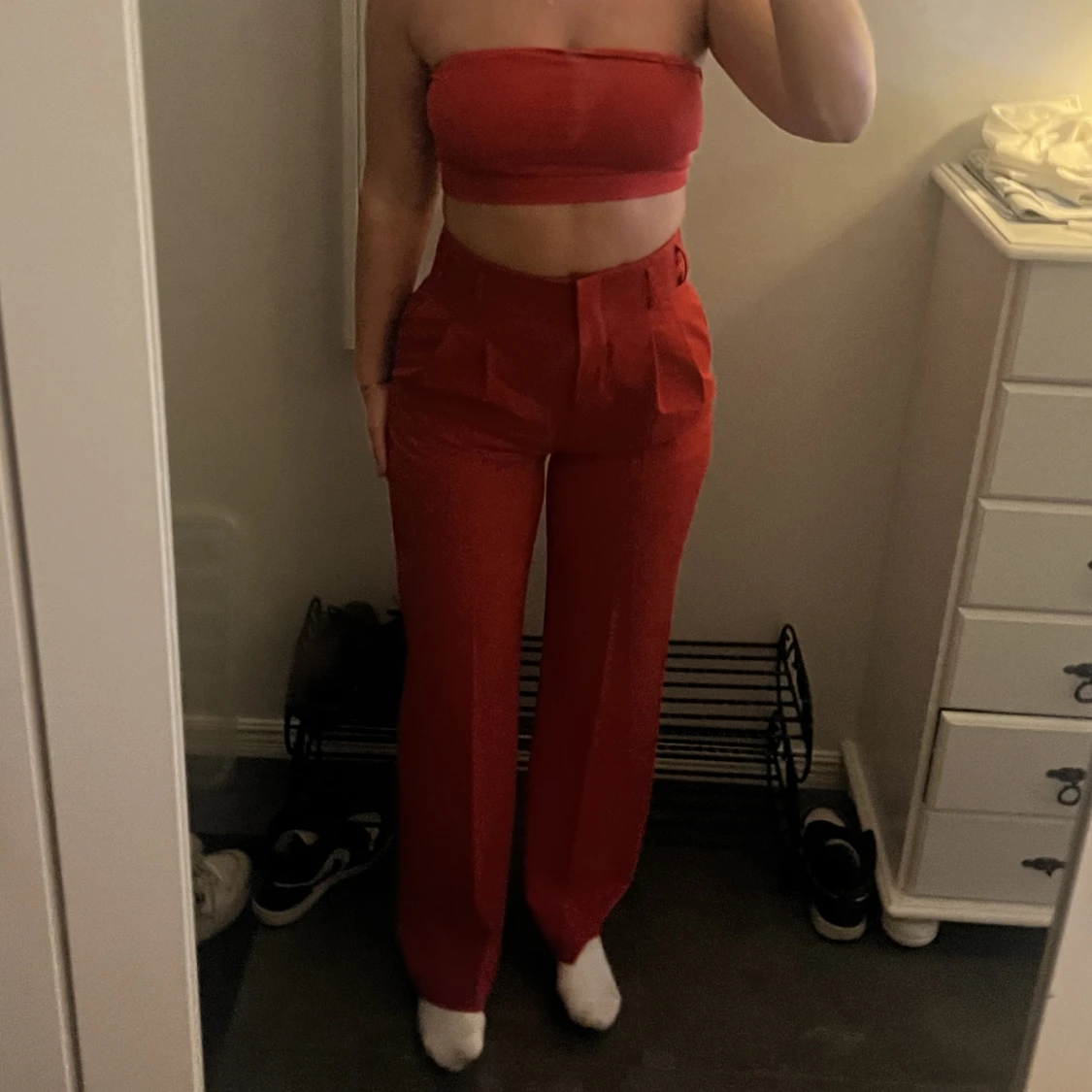 Röda kostymbyxor