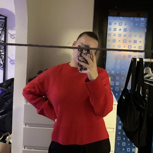 Stickad tröja  - En röd från stickad tröja från other stories i storlek S. Den är i helt nyskick!! Köp gärna genom köp nu💕