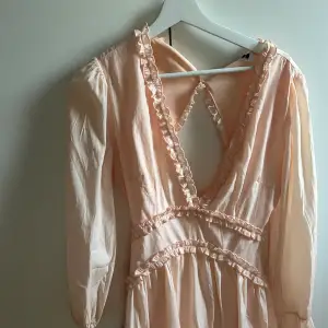 Säljer denna fina rosa klänning som nästan aldrig är använd.