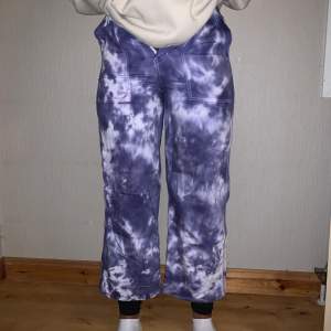Jeans från uniqlo med lila tie-dye mönster. Super snygga i baggy stil. De har knapp och snören upptill. Passar xs-m💜köpen står för frakten! 