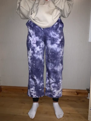 Tie-dye uniqlo jeans  - Jeans från uniqlo med lila tie-dye mönster. Super snygga i baggy stil. De har knapp och snören upptill. Passar xs-m💜köpen står för frakten! 